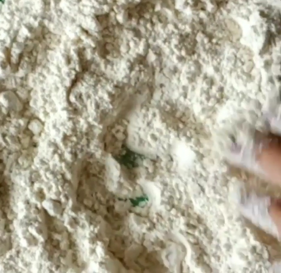 Муку высыпим на рабочую поверхность,