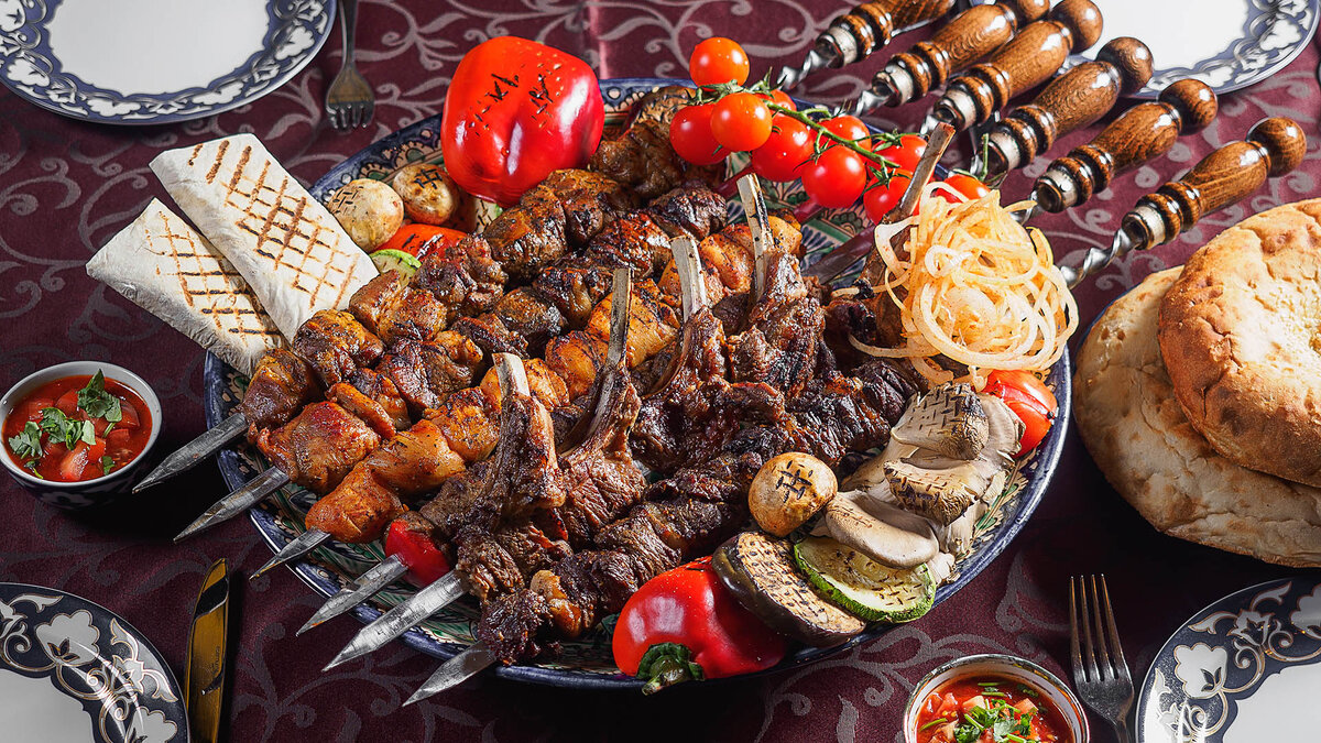 Сочный и ситный шашлык.