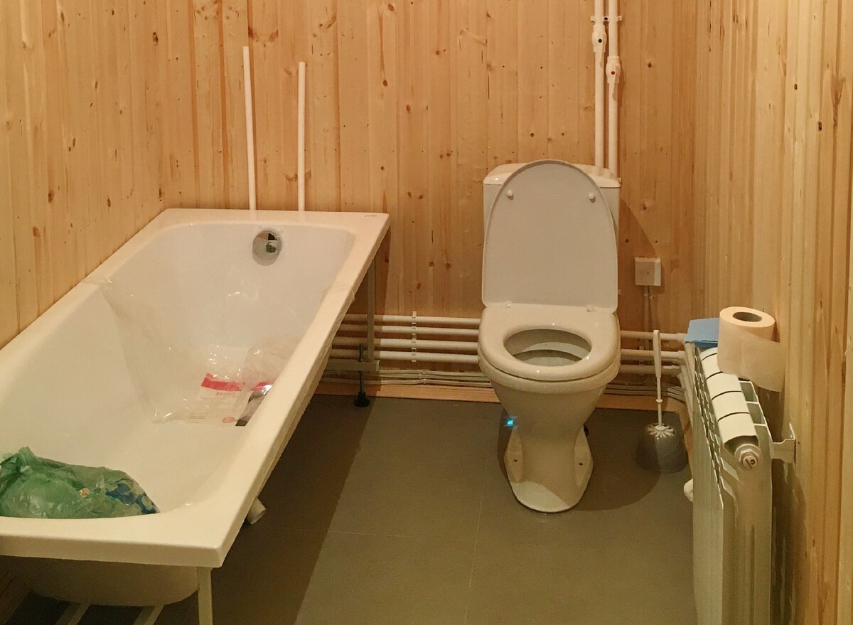 Первоначальный вид санузла отделанного евровагонкой. Фото автора статьи.