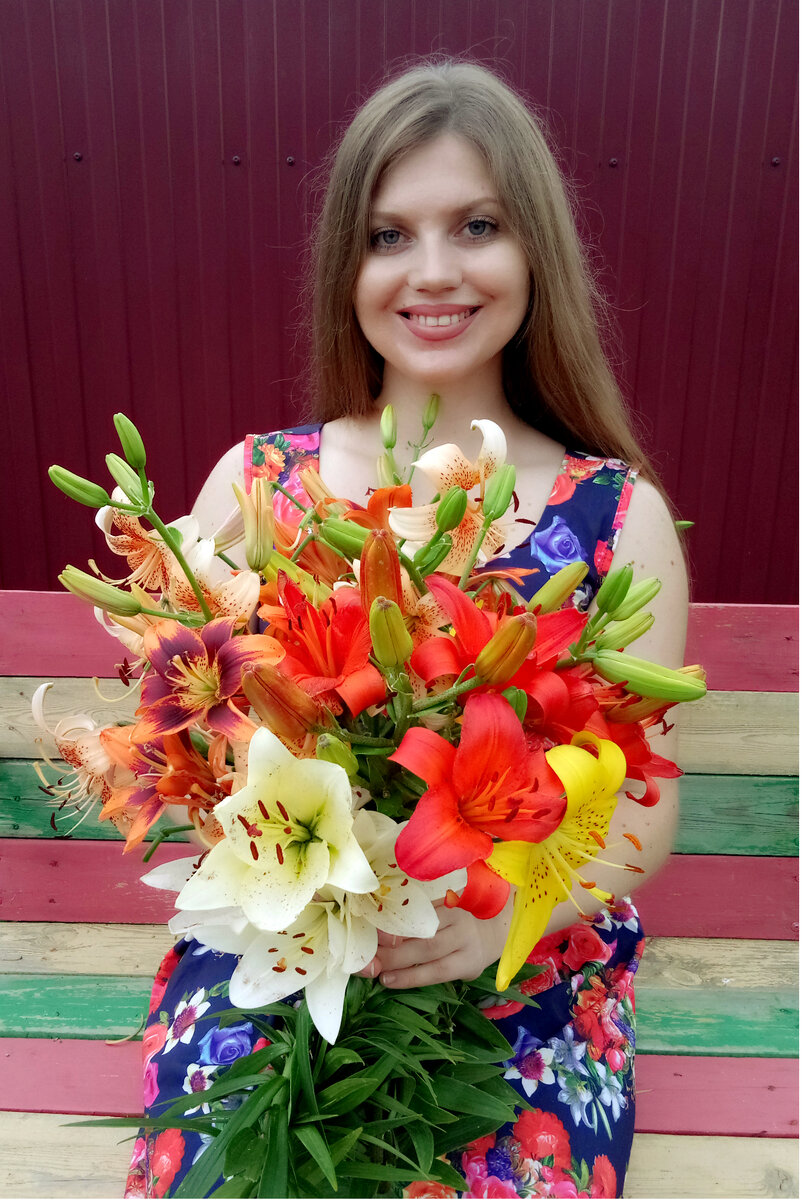 я с букетом лилий