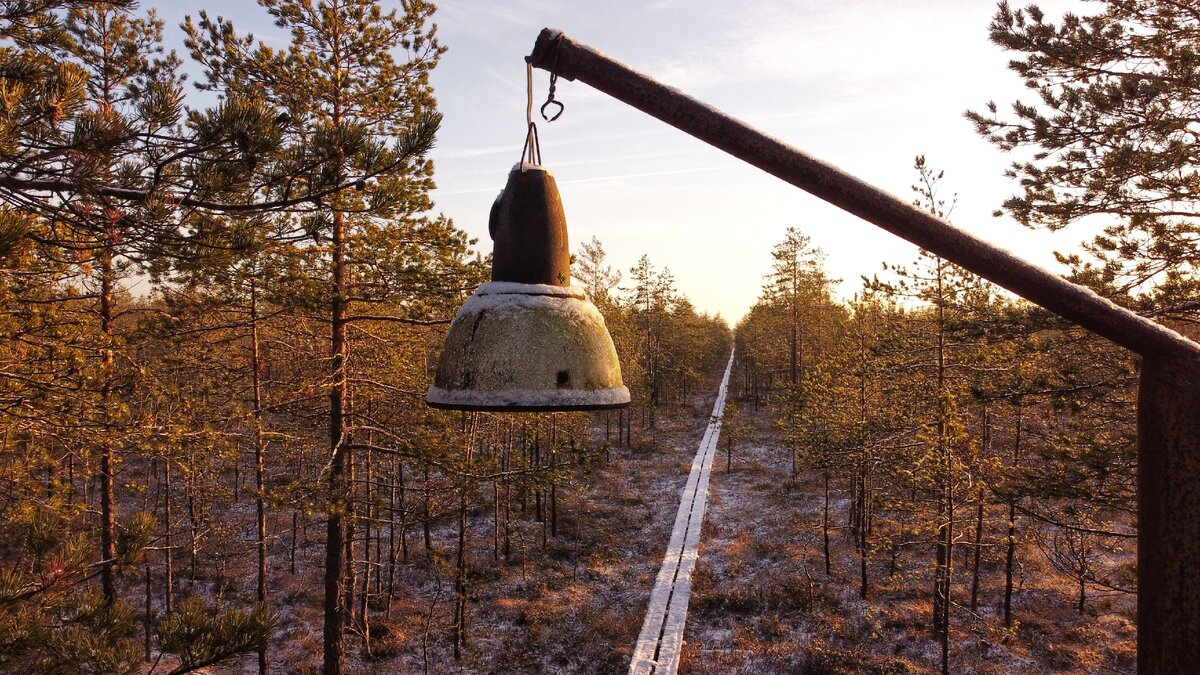 Фонарных столбов вдоль тропинки много, а с плафоном только один ➡