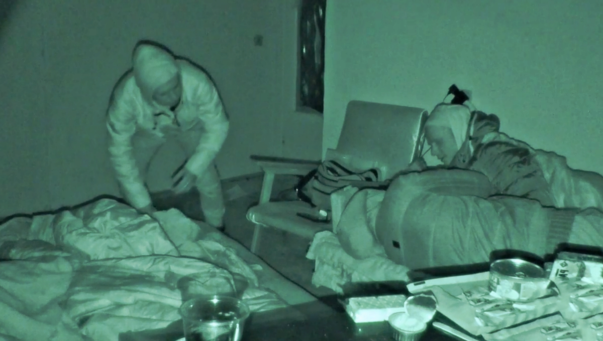 Ребята провели ночь в квартире, чтобы поймать мародёров