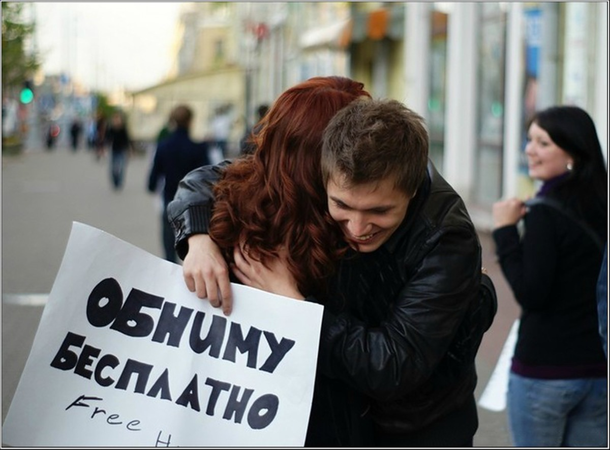 Плакат обними меня. Флешмоб обнимашки. Акция обними меня. Табличка обними меня.