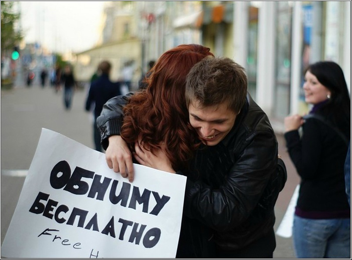 Он бесплатный. Плакат обними меня. Флешмоб обнимашки. Акция обними меня. Табличка обними меня.