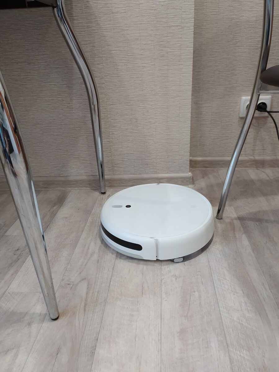 В процессе уборки под кухонным столом. Самое частое место уборки в доме