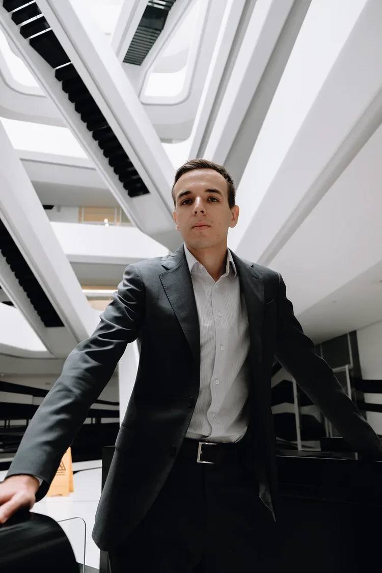 Привет, меня зовут Артем Дюкарев, я предприниматель, основатель консалтинговой компании Adform и собственник колл-центра по продажам высокочековых продуктов. Основной профиль моей работы — масштабирование филиально-франчайзинговых сетей и компаний из сегмента онлайн-образования.
