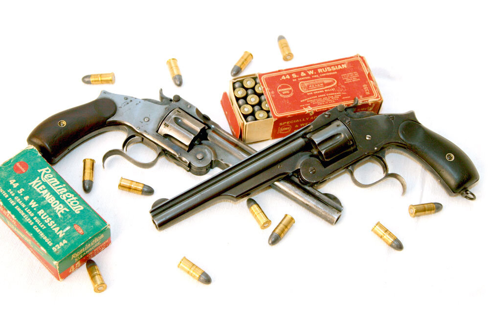 Два револьвера системы Смит-и-Вессон с патронами http://master-gun.com/wp-content/uploads/2012/07/sw1.jpg   (Участие в незаконном обороте оружия может повлечь за собой уголовное преследование)    