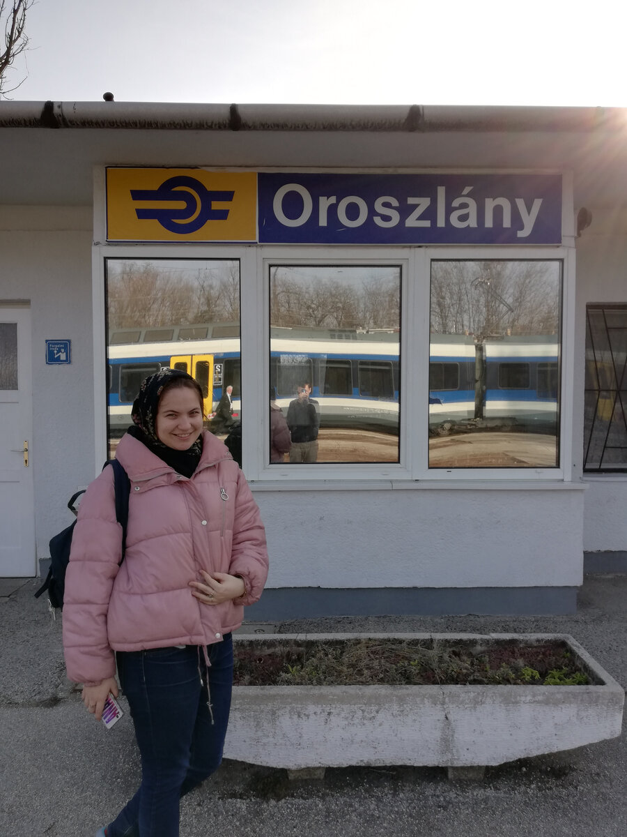 Русская девушка на вокзале города Орослань