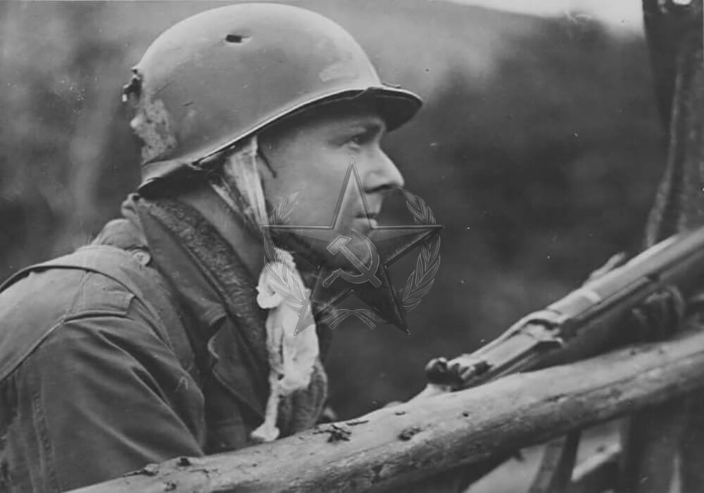 Раненый в голову американский солдат на позиции в Нормандии.