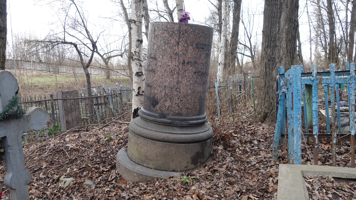 Надгробие в виде "срезанной" колонны: эффективно и масштабно