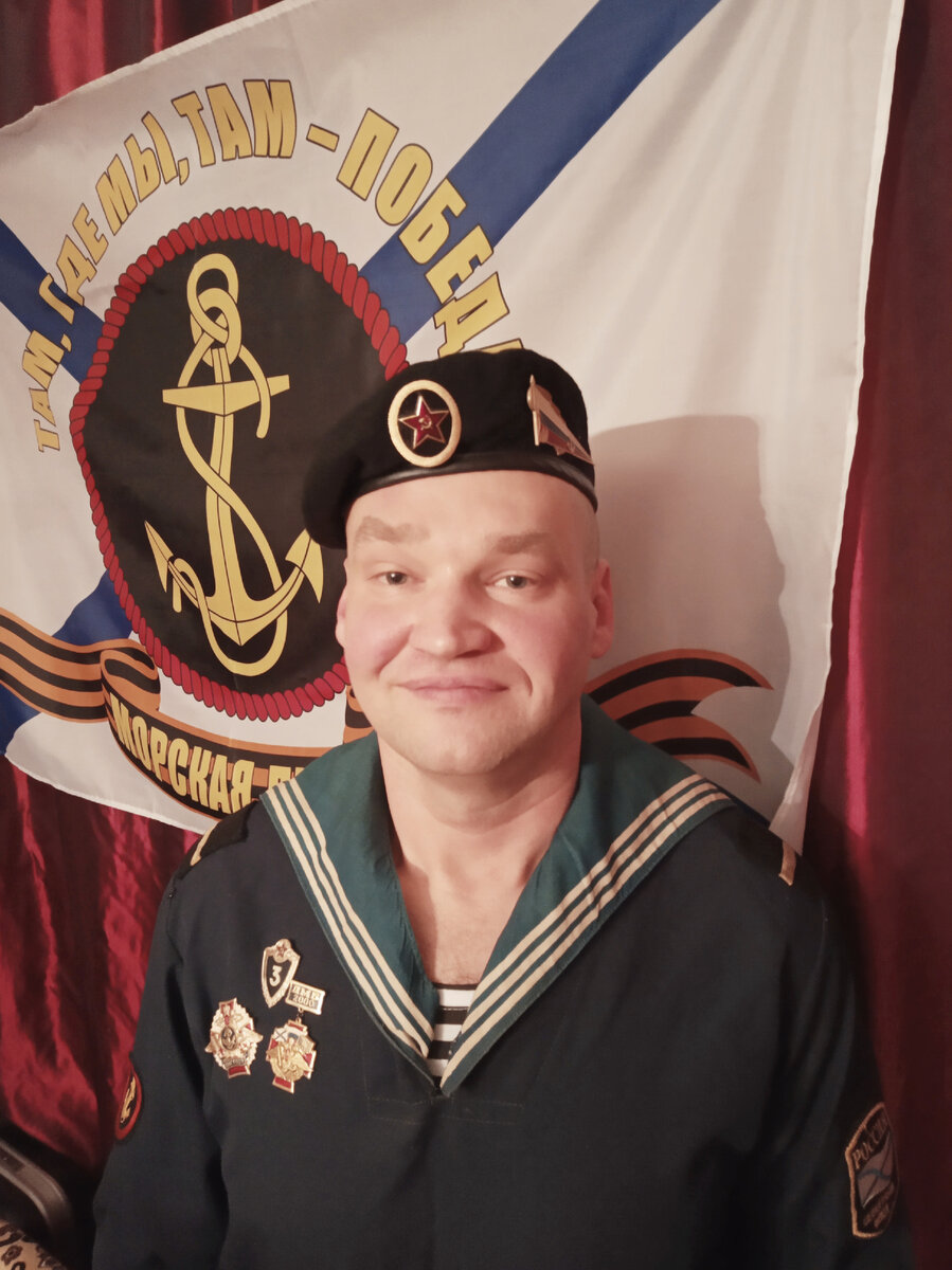 Фото автора. Упитан, добр и пьян. Мы празднуем День морской пехоты. Это традиция в нашей семье