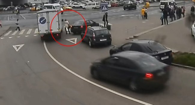 Чтобы не стать жертвой аферистов, обзаведитесь хорошим видеорегистратором. Зачастую мошенники даже не связываются с водителями, которые могут подтвердить свои действия на дороге.