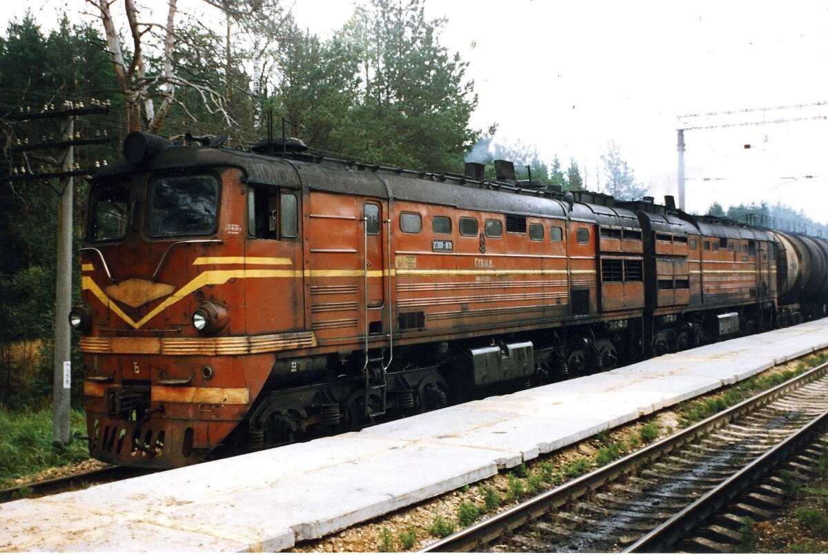 Тепловоз 2ТЭ10Л-1676 в августе 1995 года, фото с сайта https://trainpix.org/photo/170302/?vid=105372, автор Александр Мерщиков