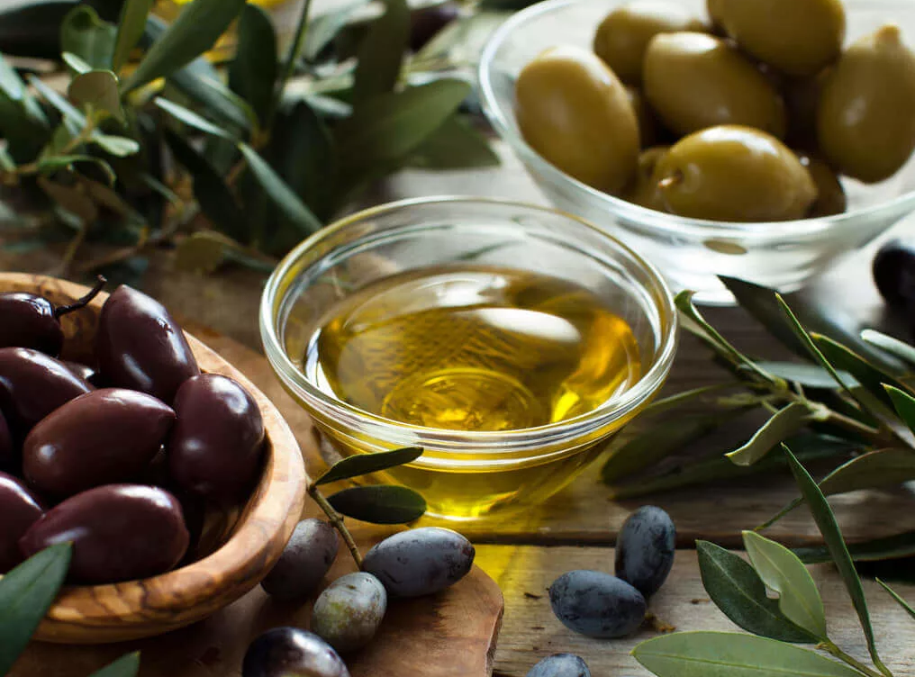 Оливковое масло. Масло оливы. Оливки и оливковое масло. Оливковое масло и маслины. Оливковое масло высшего качества