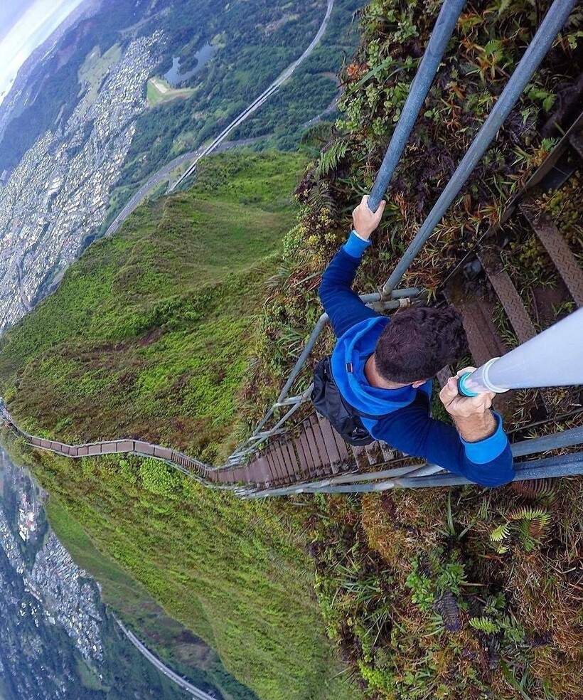 Где находится рука с лестницей на высоте