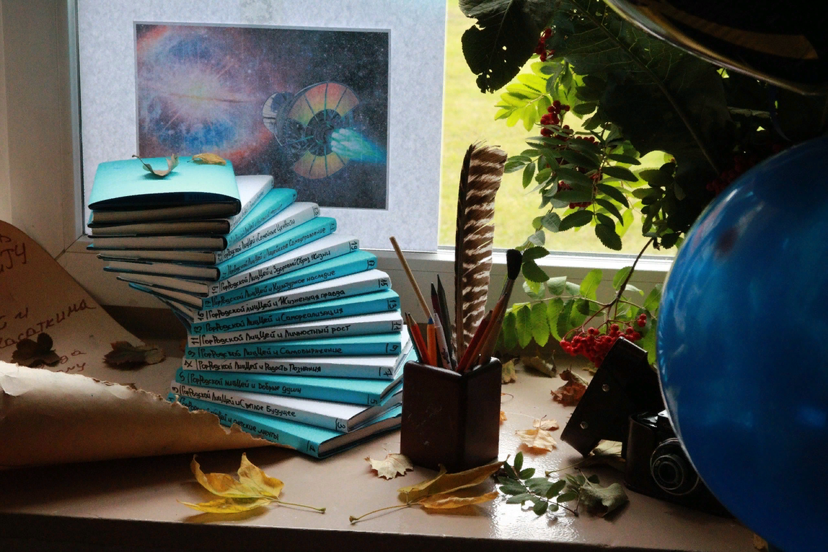 Фото со школьной выставки "Осенний вернисаж"