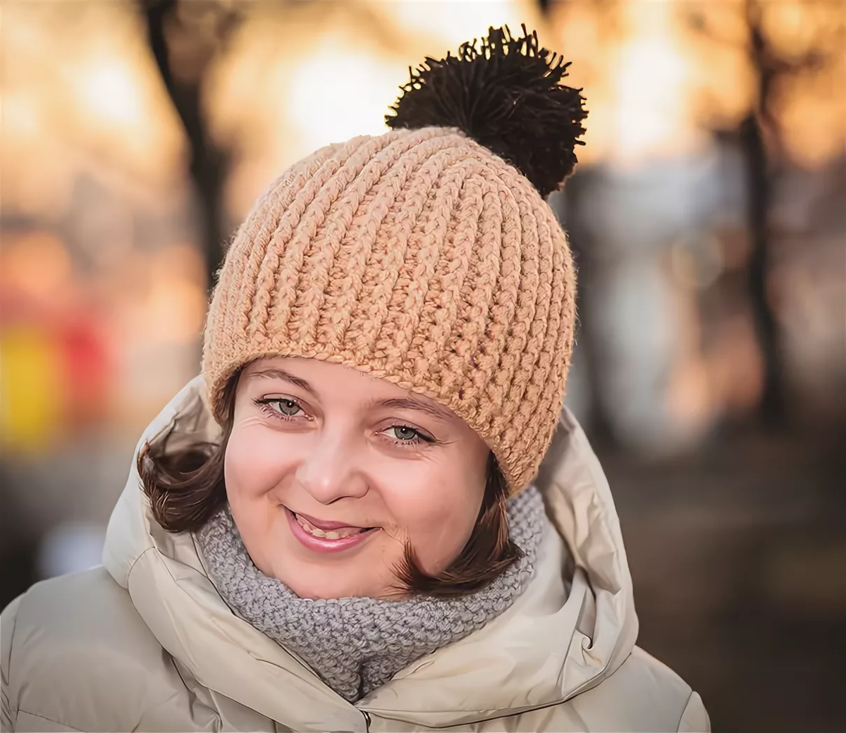 Фото шапок для круглого лица. Шапка для круглолицых женщин. Вязаные шапки для круглого лица. Зимние вязаные шапки для круглолицых женщин. Шапки для полного лица.