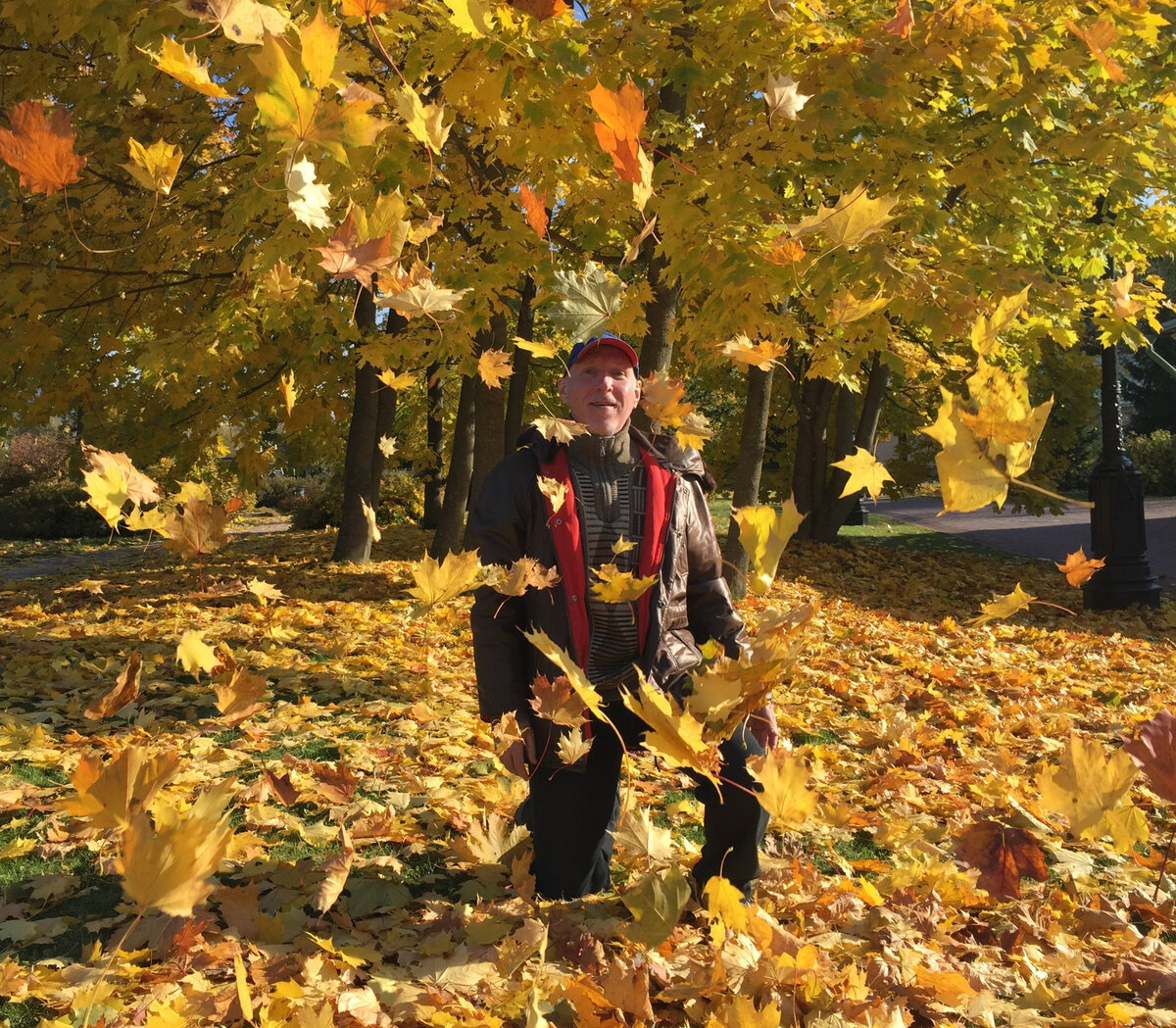 Считается, что "золотая осень" особенно мила людям творческих профессий, а я так думаю, что она нравится всем (кроме готов)!