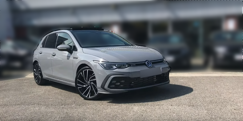 Передняя и правая часть кузова у Volkswagen Golf GTD 2020 года.