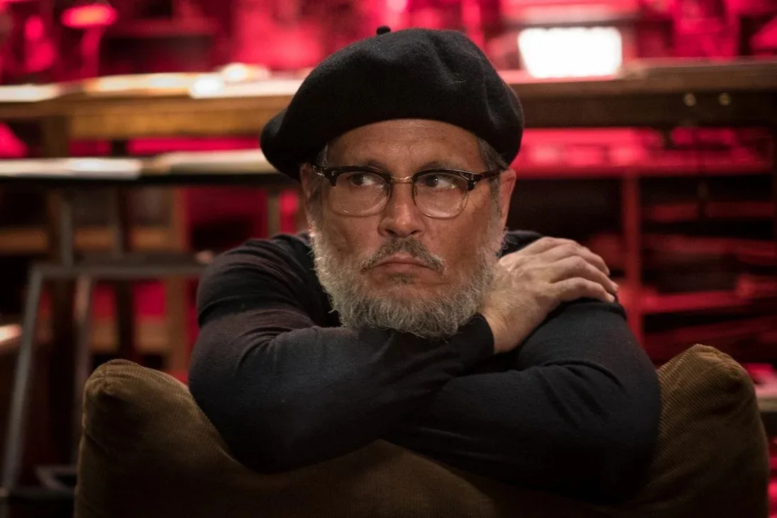 1970-е. Военный фотограф Юджин Смит по заданию журнала Life возвращается в Японию, где в небольшом прибрежном городке Минамата разворачивается экологическая катастрофа. Именно оттуда Смит сделает репортаж, который потрясёт весь мир, снимет величайшие кадры в истории фотографии и пройдет трудный путь преодоления и познания себя.