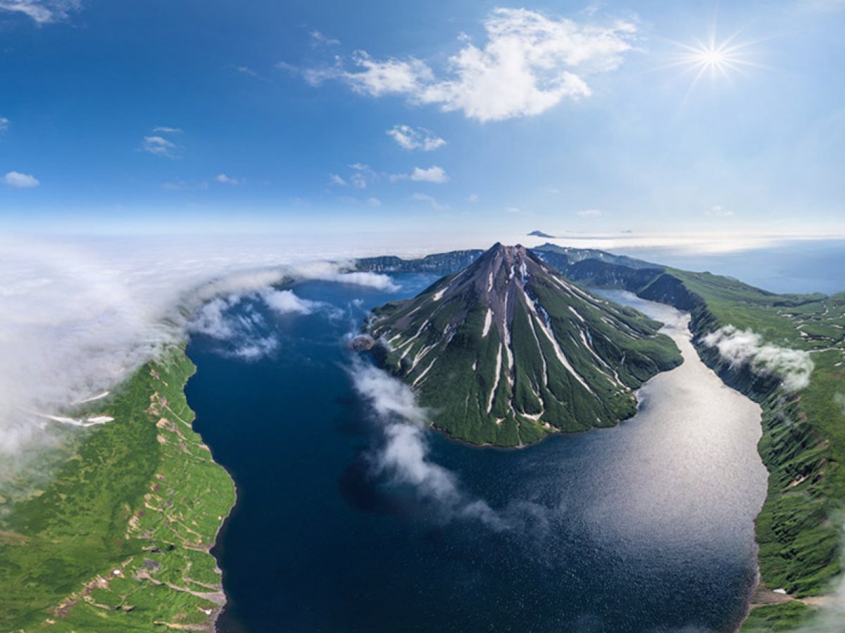 вулкан креницына ночью. вулкан креницына. сахалинская область, остров онекотан. пик креницына действующий вулкан главная вершина. пик креницына действующий вулкан главная вершина.