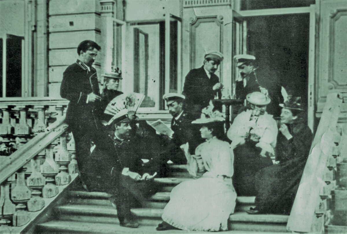 Старообрядцы Тупиковы с гостями на крыльце своего дома. Евгения Дмитриевна - на переднем плане. Фото с сайта Свердловского Дома актёра. 