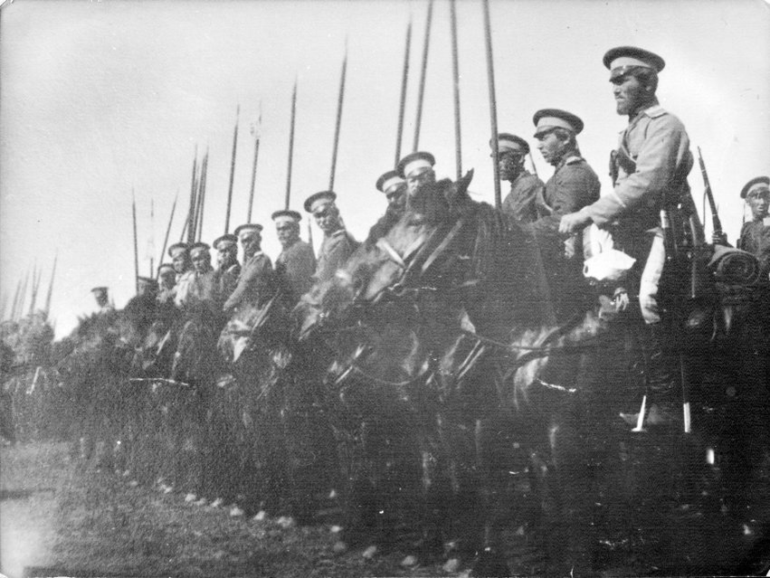 Оренбургские казаки в конном строю.