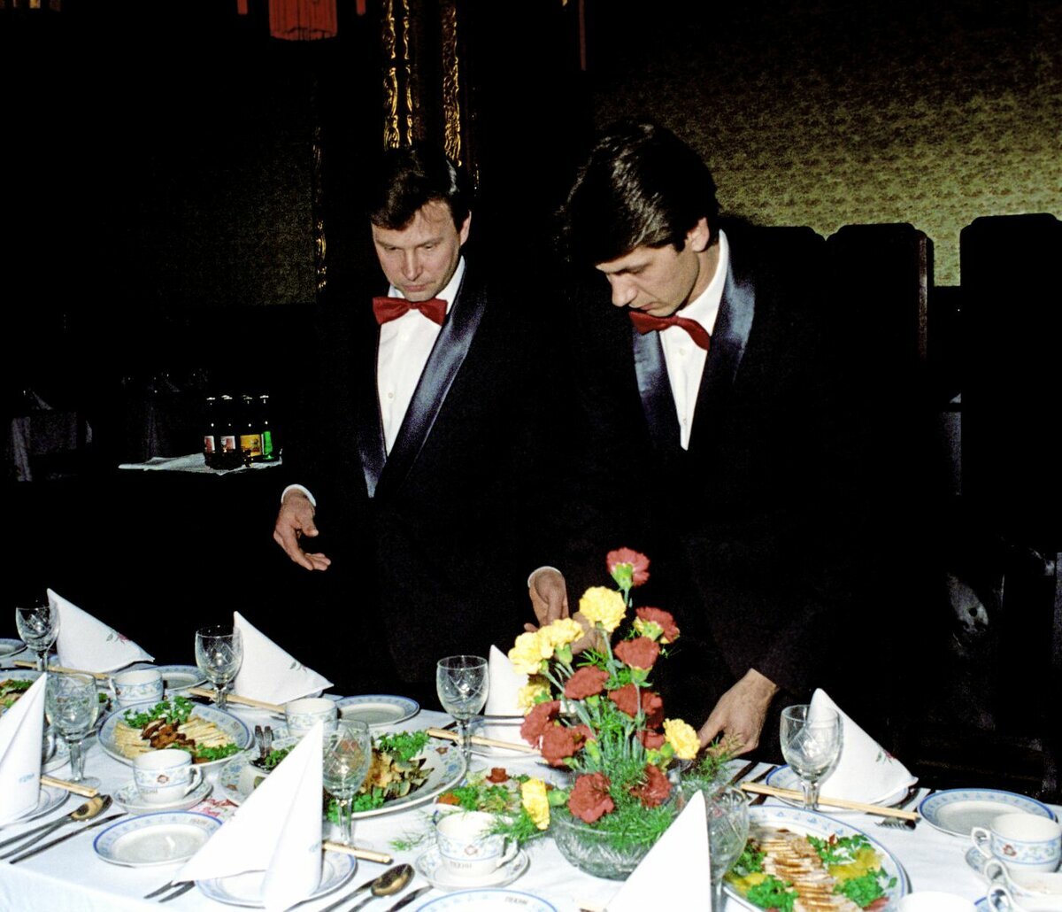 Одних только способов складывания салфеток грамотный халдей знал больше десятка, от примитивного "Паруса" (на фото) или плоского "конверта" до сложной "французской улитки". Фото: avatars.mds.yandex.net