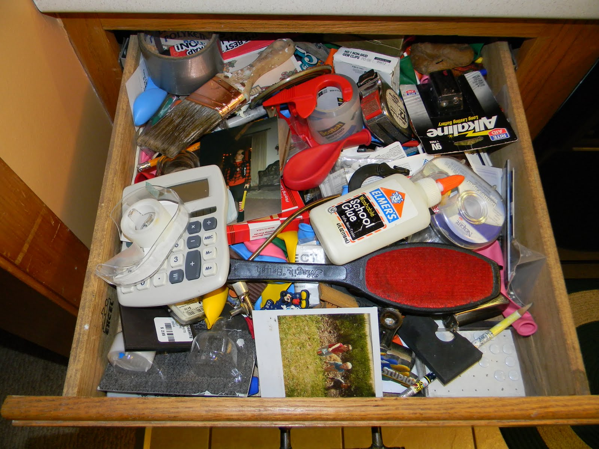 Вещи разбор. Junk Drawer игрушка. Junk Drawer. Junk Drawer Разработчик игры.