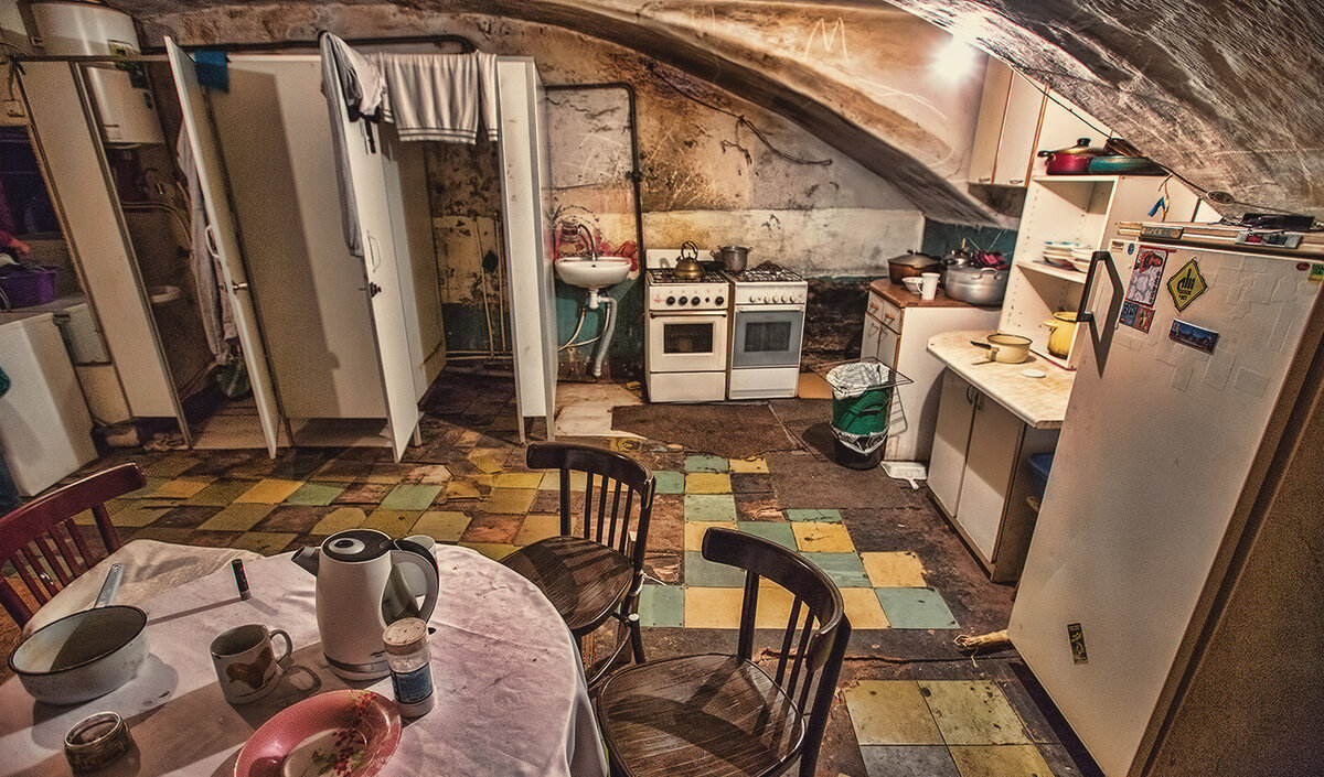 Типичная кухня в коммунальной квартире. Фото: https://badadom.ru/files/badadom/images/infomaterial/kommunalka.jpg