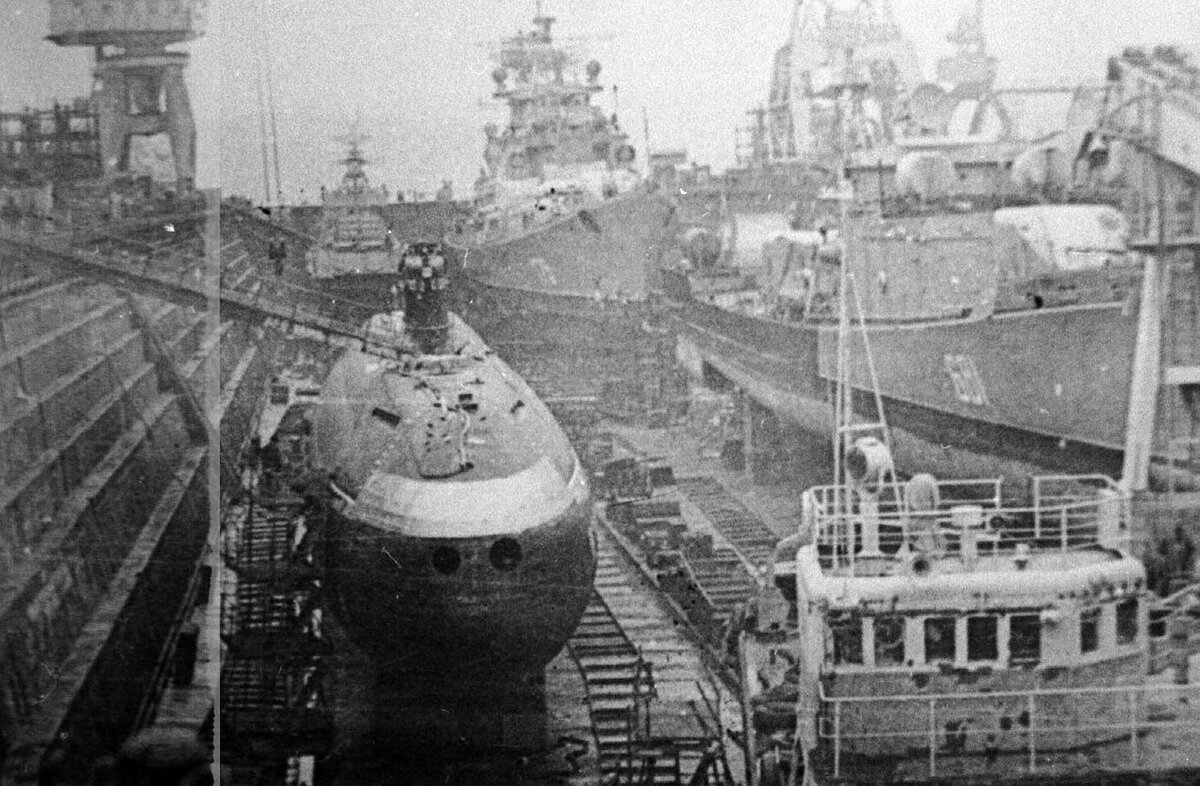 
ПЛ пр.690 BRAVO С-310 или С-226 в Северном доке Севастополя, Черноморский флот, предположительно 1980-е годы. Хорошо видно оба торпедных аппарата (из архива Петрович-2, http://forums.airbase.ru)