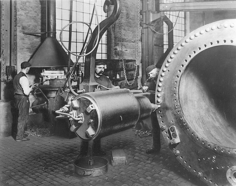 Фото 1940 года. Установка заклёпок с помощью подвижной клёпальной машины