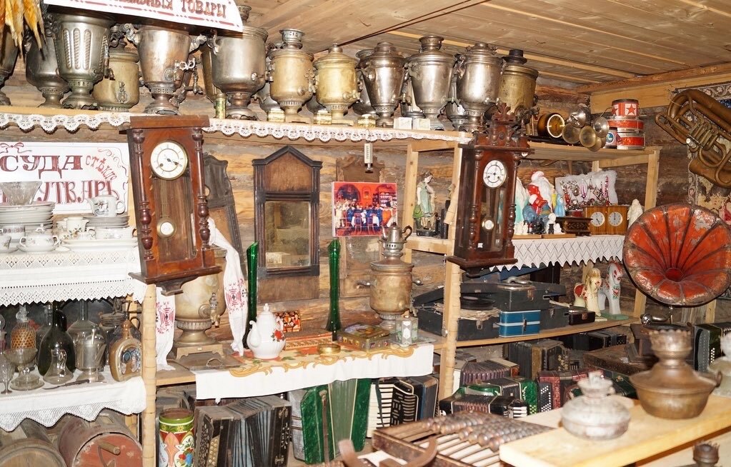 Внутри избы-музея 