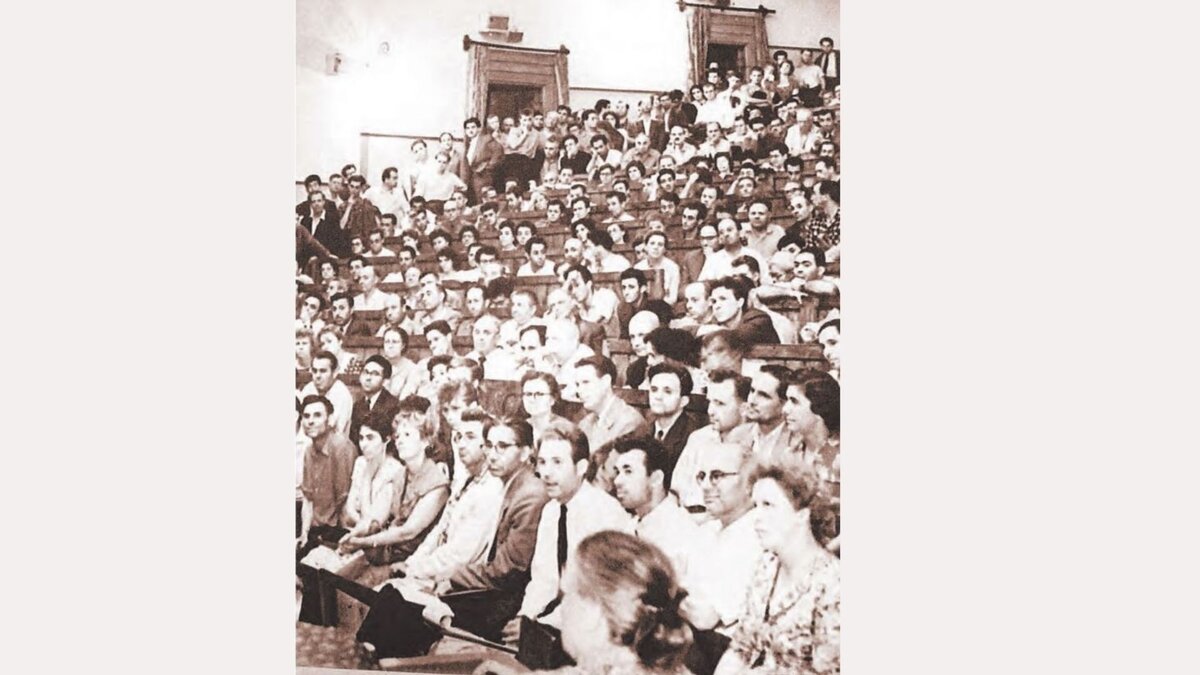 Одна из первых лекций по кибернетике. Источник фотографии: «Цифровая экономика»