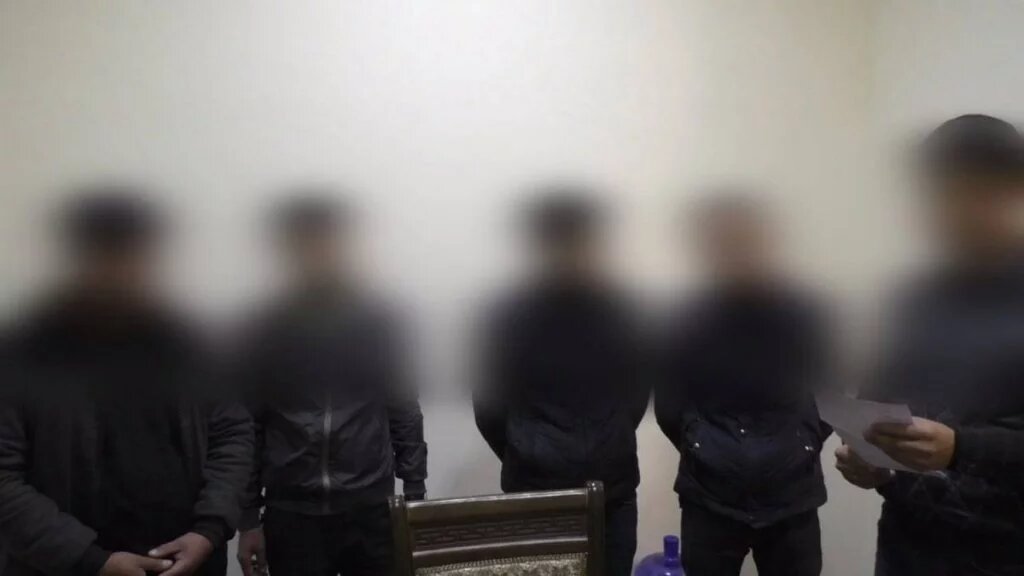 Фактическое задержание лица. Задержан. Незаконное задержание. Группировка