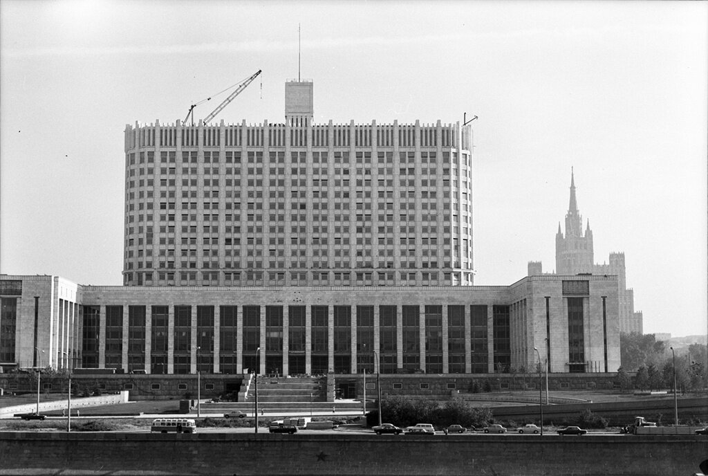 Совет министров рсфср. Здание правительства РФ 1993. Дом правительства 1993. Дом советов РСФСР. Чечулин дом советов РСФСР.