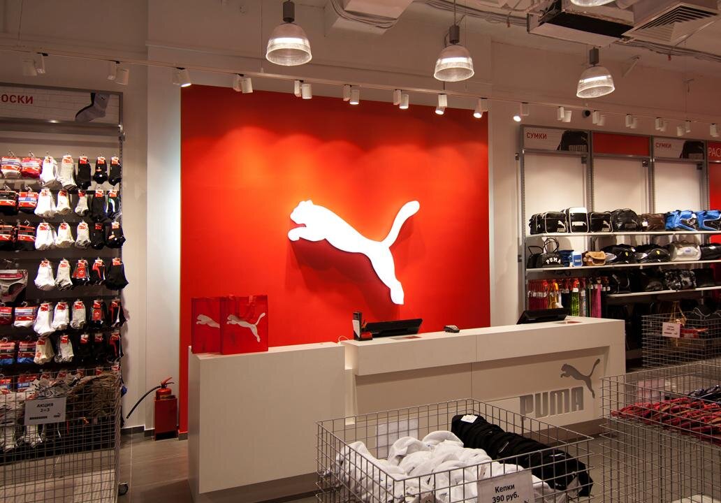 Puma outlet. Магазины Пума в Нью-Йорке. Магазин Пума Нефтеюганск. Магазин спортивной одежды. Спортивные магазины Пума.