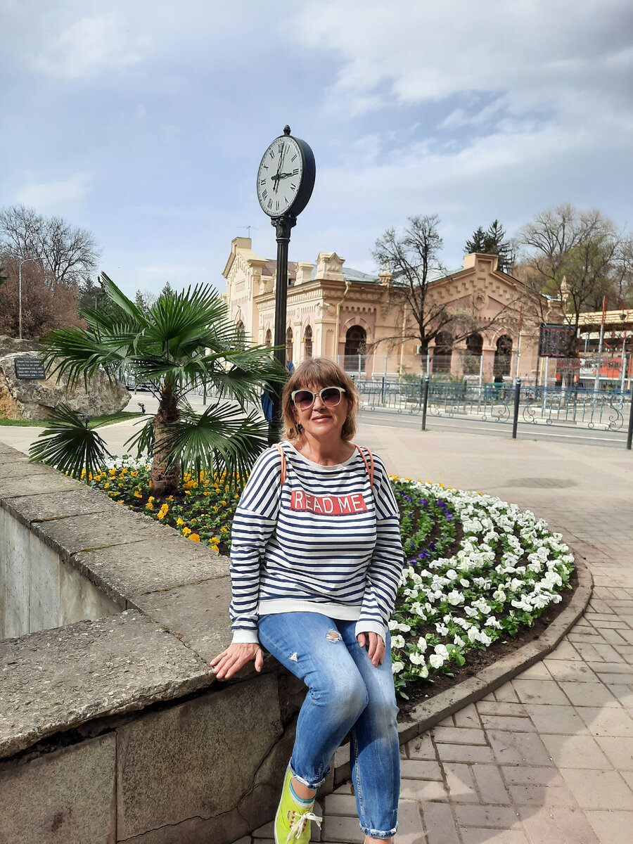 Даже фотографировалась напротив этой будки, сидя на парапете перехода...и не видела то, что мне надо