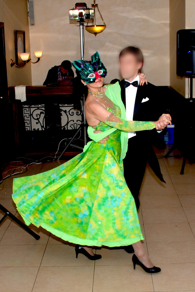 Мой первый в жизни выход на танцпол перед публикой. Ноги подкашиваются, руки трясутся. Ресторан "Айседора" на улице Чаплыгина, 24 октября 2008 г.