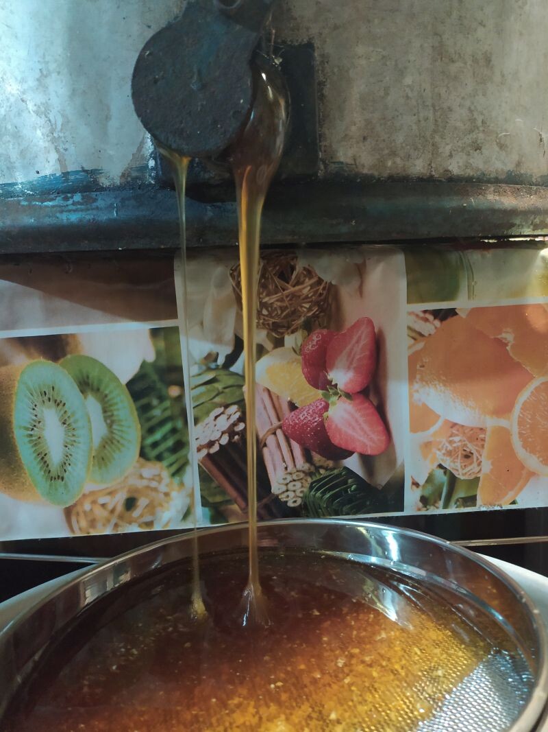 Откачиваю мед.