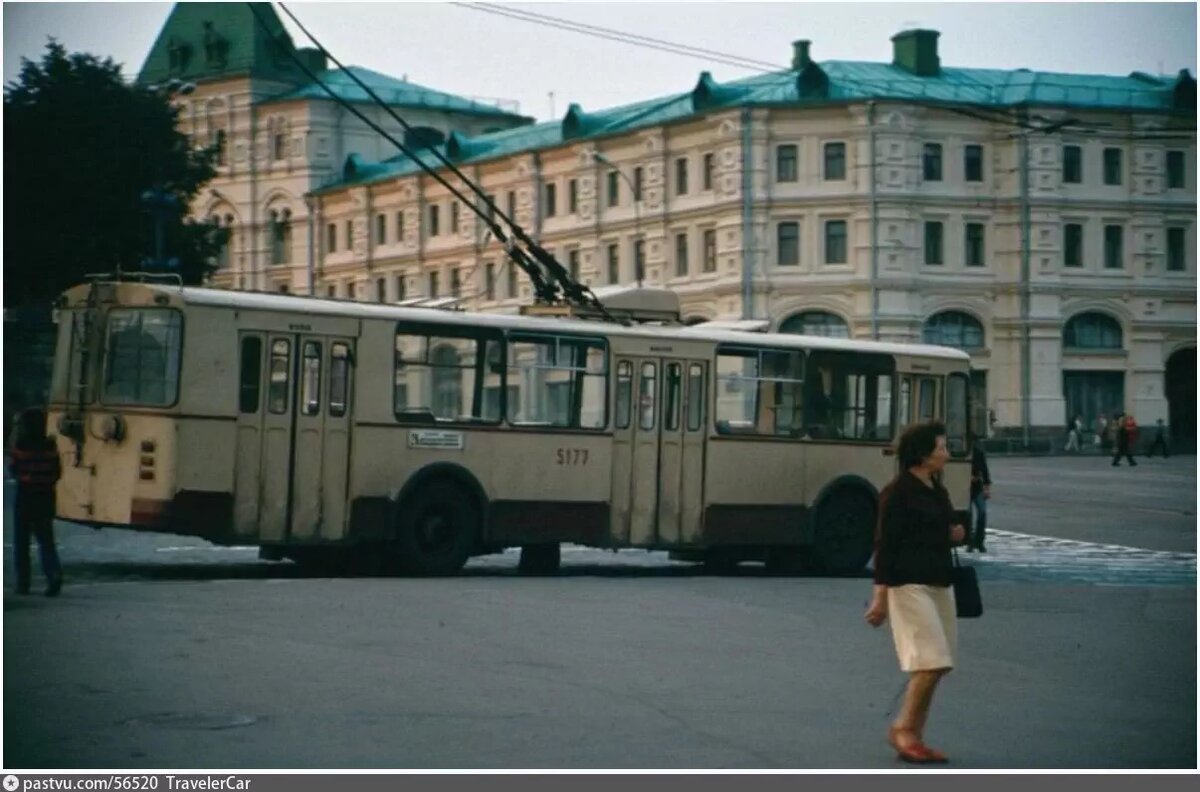 Троллейбус модели ЗиУ-9 на Васильевском спуске, 1981. С сайта www.pastvu.com.