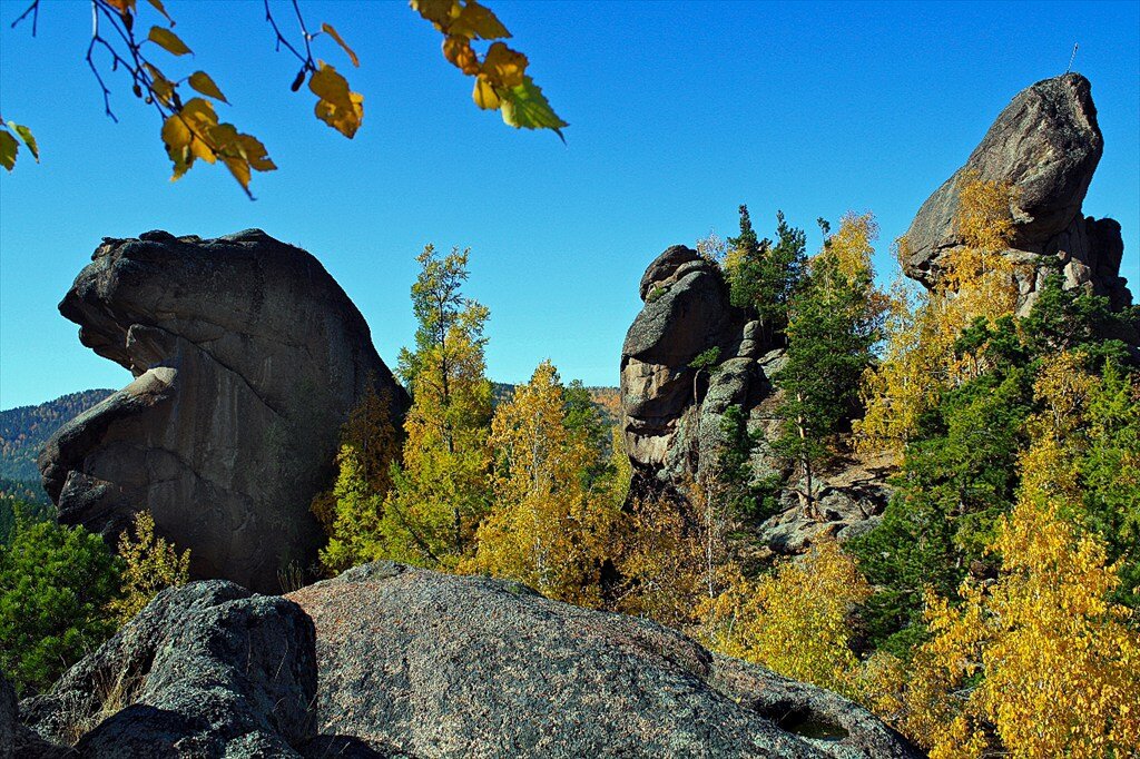 Скала арка пшеха. Сумрачные скалы с подножья. Национальный парк бейл. Подножие скалы. Перевалы в альпах.