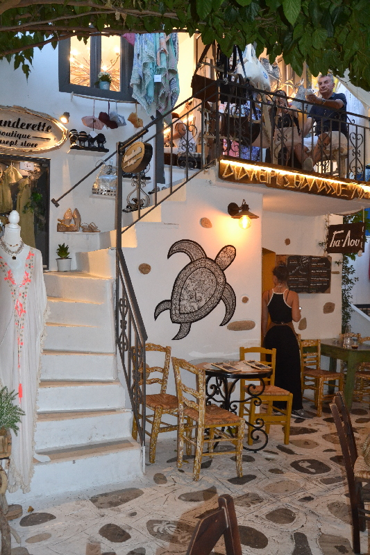 Традиционная греческая таверна на острове Тинос 