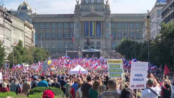 Антиправительственный митинг в Праге. Видео © Twitter / TomanekJan / pozorzmena
