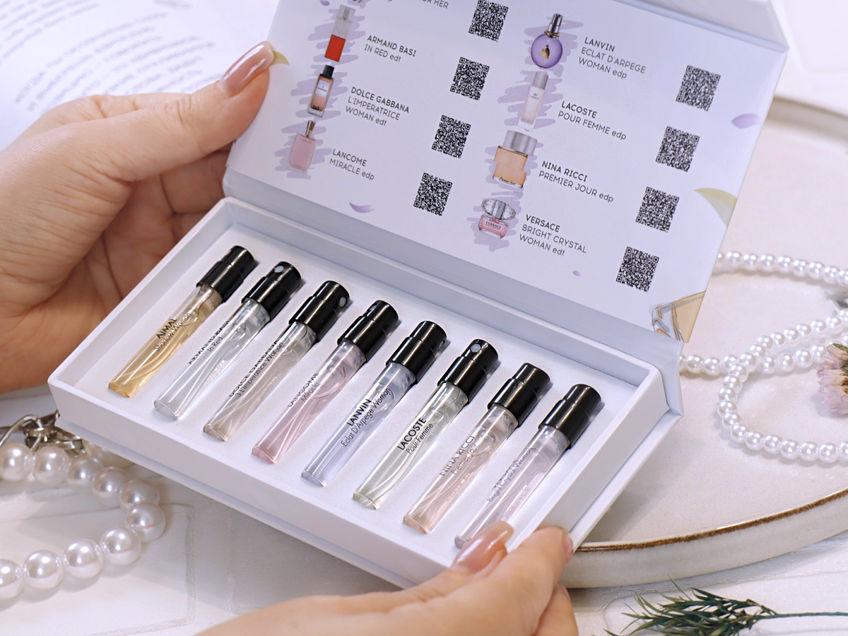 Полюбила коробочки с миниатюрными флаконами ароматов. Понимаю, что некоторые ароматы мне не нужны в полном объеме, но вот иногда хочется облачиться в старую добрую Императрицу)