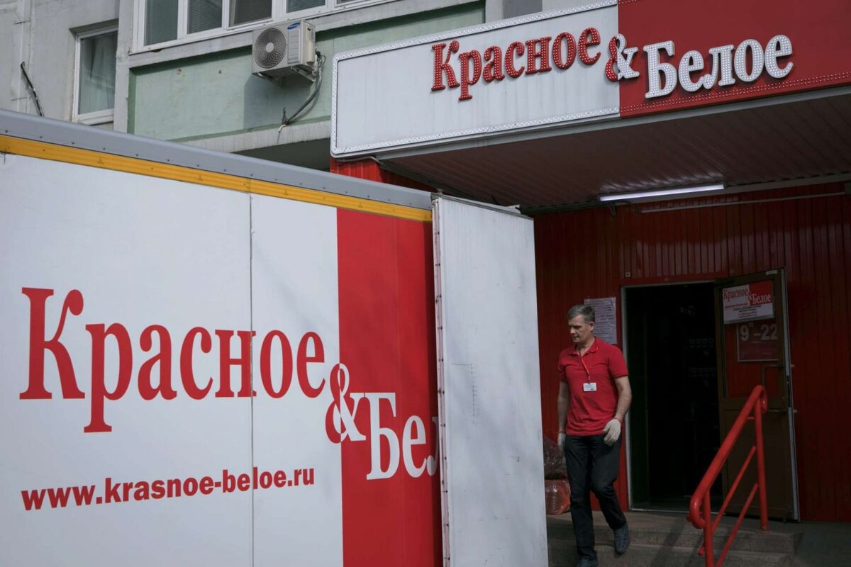 Красное белое торгует просрочкой? Пишите в комментариях своё мнение