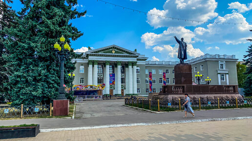 Город Ступино. Дворец культуры и красивая зона отдыха перед ним