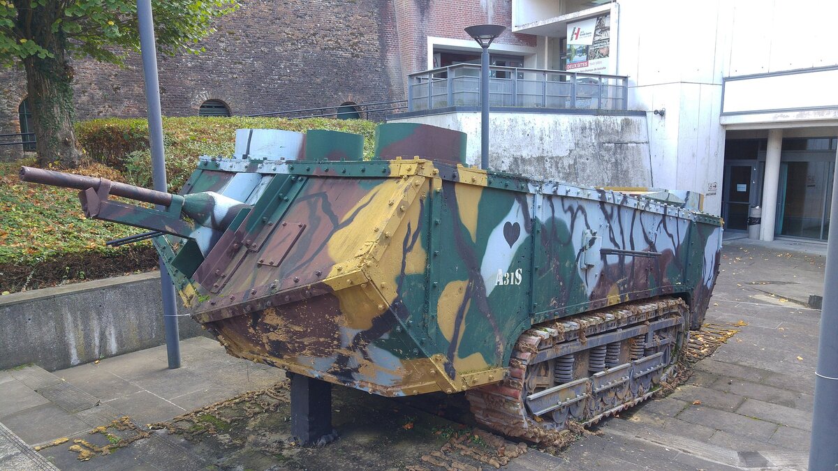 Сен шамон танк. Saint Chamond танк. Танки сен Шамон. Французский танк сен Шамон. Танк Saint Chamond 1917.
