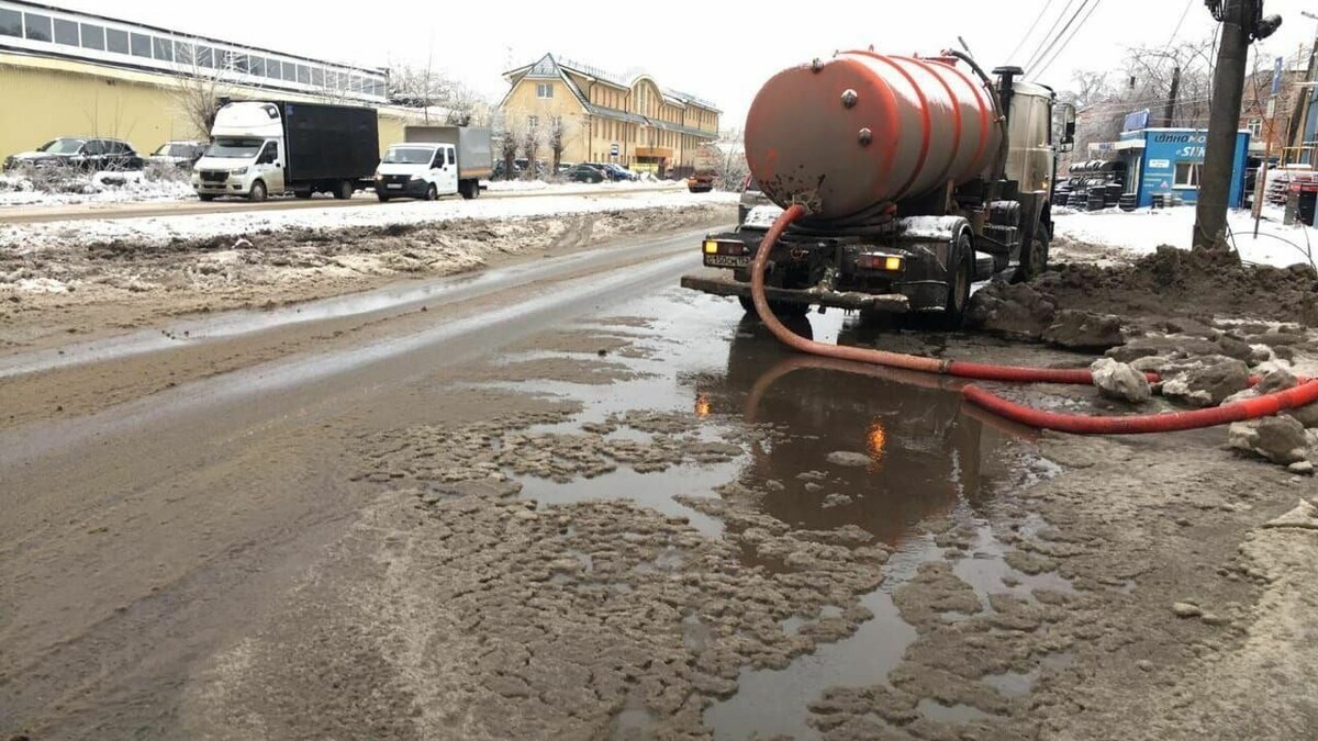     Житель Дзержинска возмутился откачкой воды на одной из улиц, поскольку коммунальщик, по его словам, вместо проведения работ устроил «фотосессию» в луже. Информация появилась в Telegram-канале блогера Алексея Алексеева.