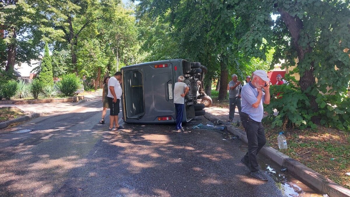     В Ессентуках 10 человек получили травмы в аварии с маршруткой №16А и легковым автомобилем, сообщил сити-менеджер Александр Некристов.
